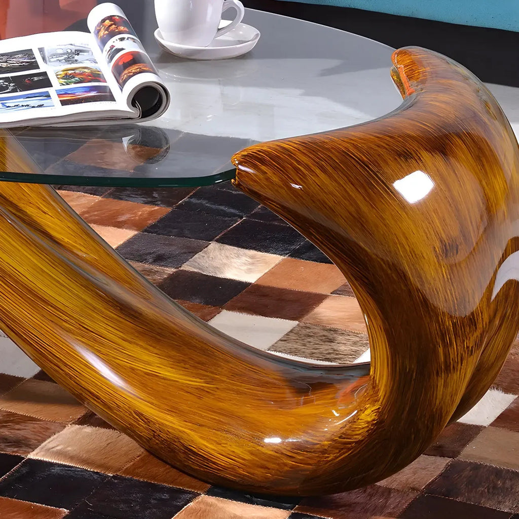 Moderner ovaler Couchtisch mit Glasplatte und Metallgestell im abstrakten Design