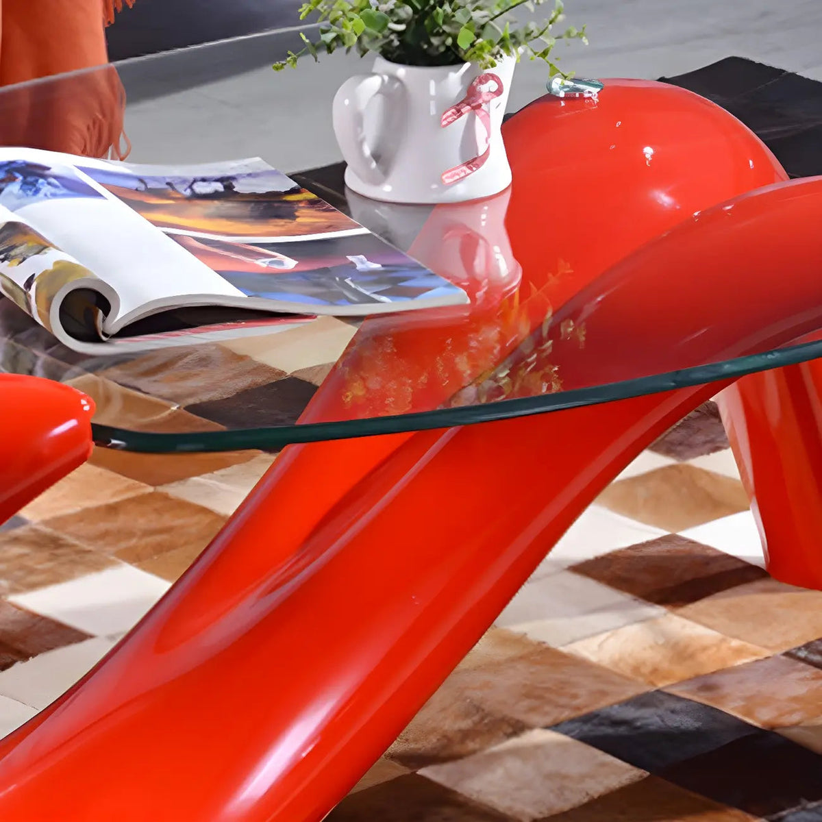 Moderner ovaler Couchtisch mit Glasplatte und Metallgestell im abstrakten Design