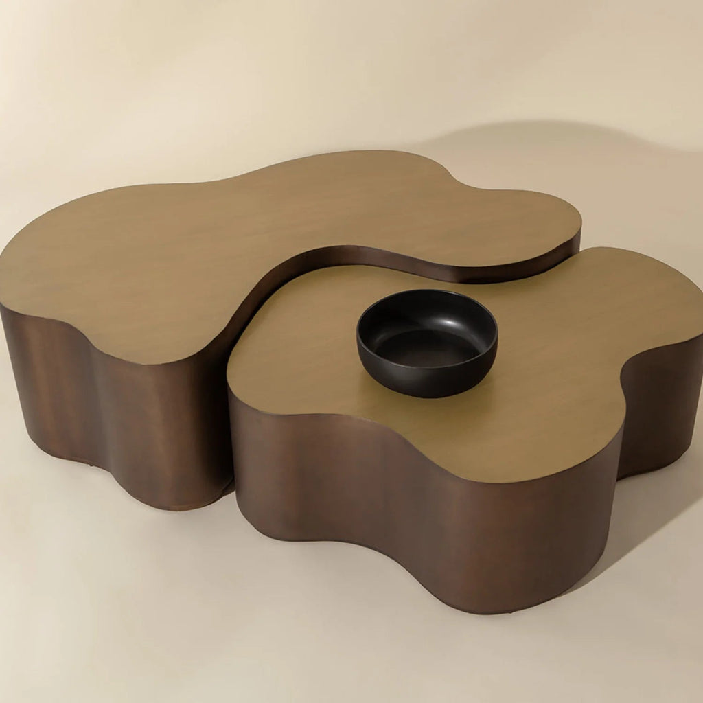 Tavolino moderno in alluminio verniciato a polvere con design scultoreo | Finitura verniciata a polvere
