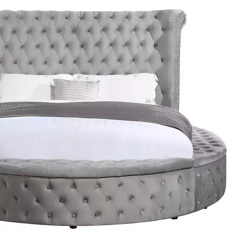 Lit queen Gaiva gris velours 109 - Acme Furniture : clous décoratifs élégants, capitonnage à boutons, cadre en bois composite