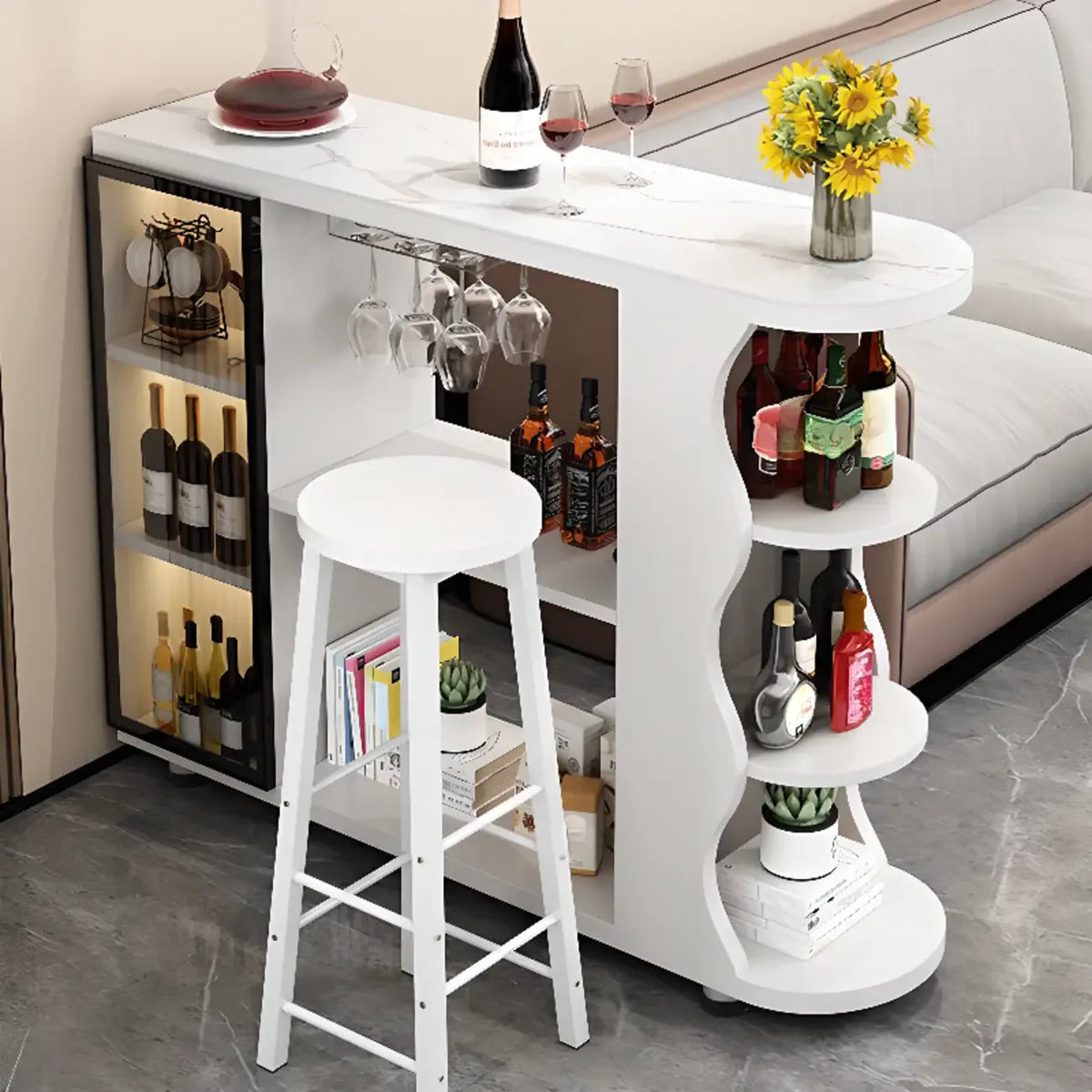 Tavolo da bar moderno dalla forma irregolare con piano in pietra e spazio contenitore per bar domestici