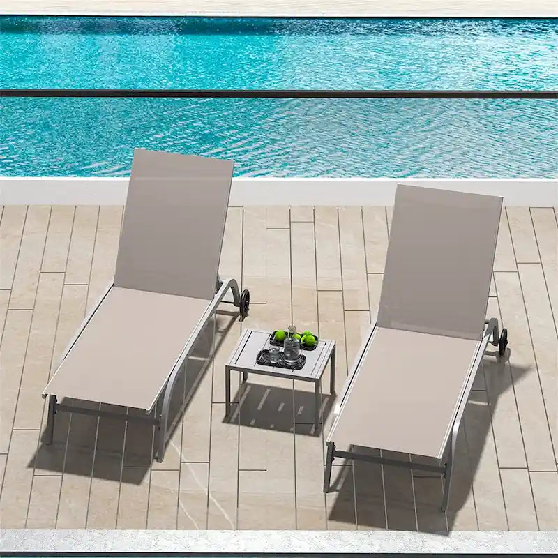 Zwei Outdoor-Liegestühle mit 1 Tisch