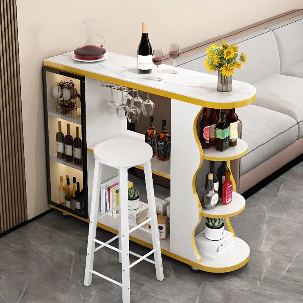 Tavolo da bar moderno dalla forma irregolare con piano in pietra e spazio contenitore per bar domestici