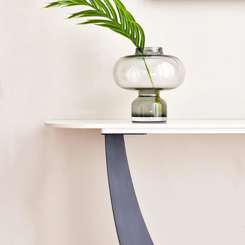 Moderner Konsolentisch, elegantes Design, Metallgestell mit verstellbaren Fußgleitern für den Eingangsbereich