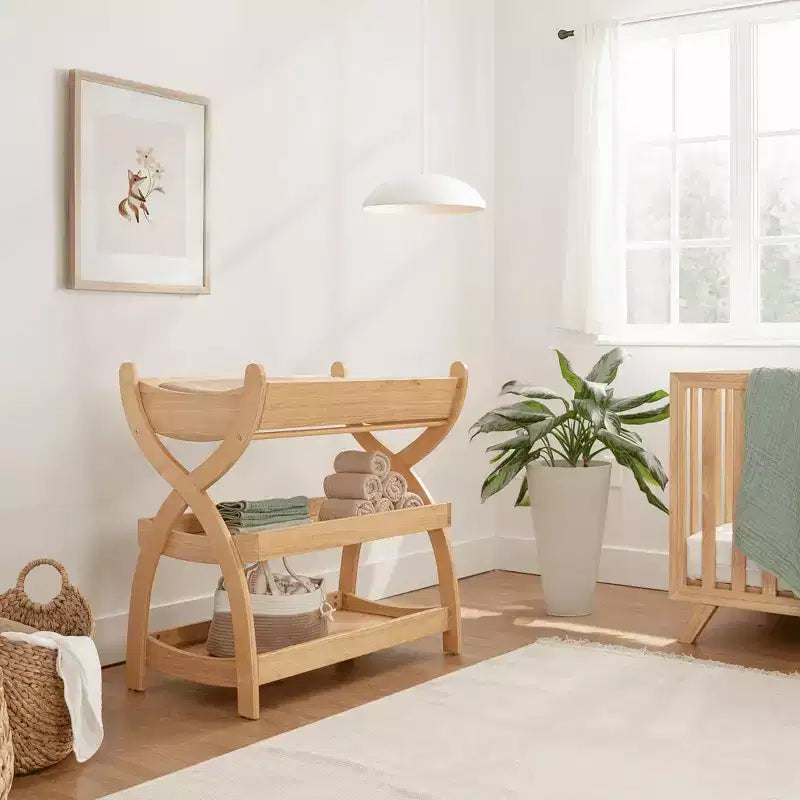Fasciatoio Comfy Cubs - struttura robusta in legno, stile intramontabile e due ripiani aperti per gli accessori del neonato