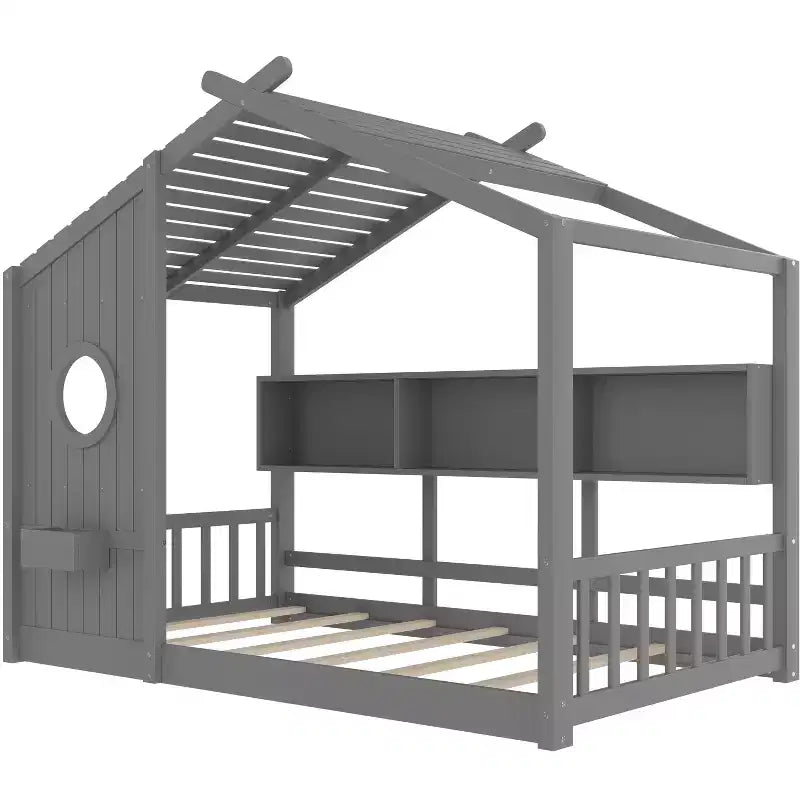 Lit cabane au sol avec étagères de rangement intégrées et toit à lattes