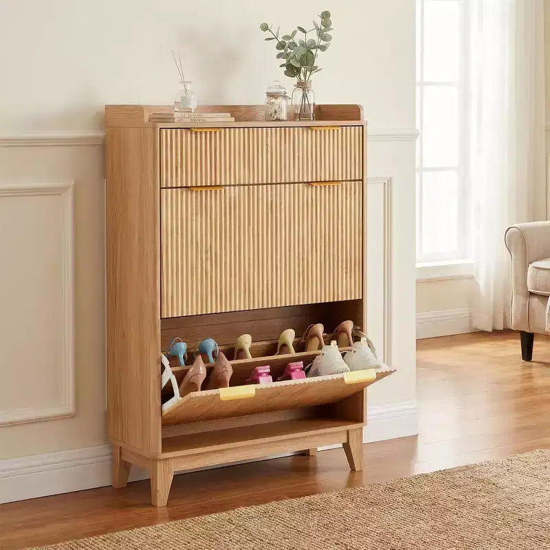 Meuble à chaussures étroit cannelé pour entrée  Organiseur moderne et étroit pour couloir avec 2 portes, étagères réglables, solution de rangement compacte pour la maison