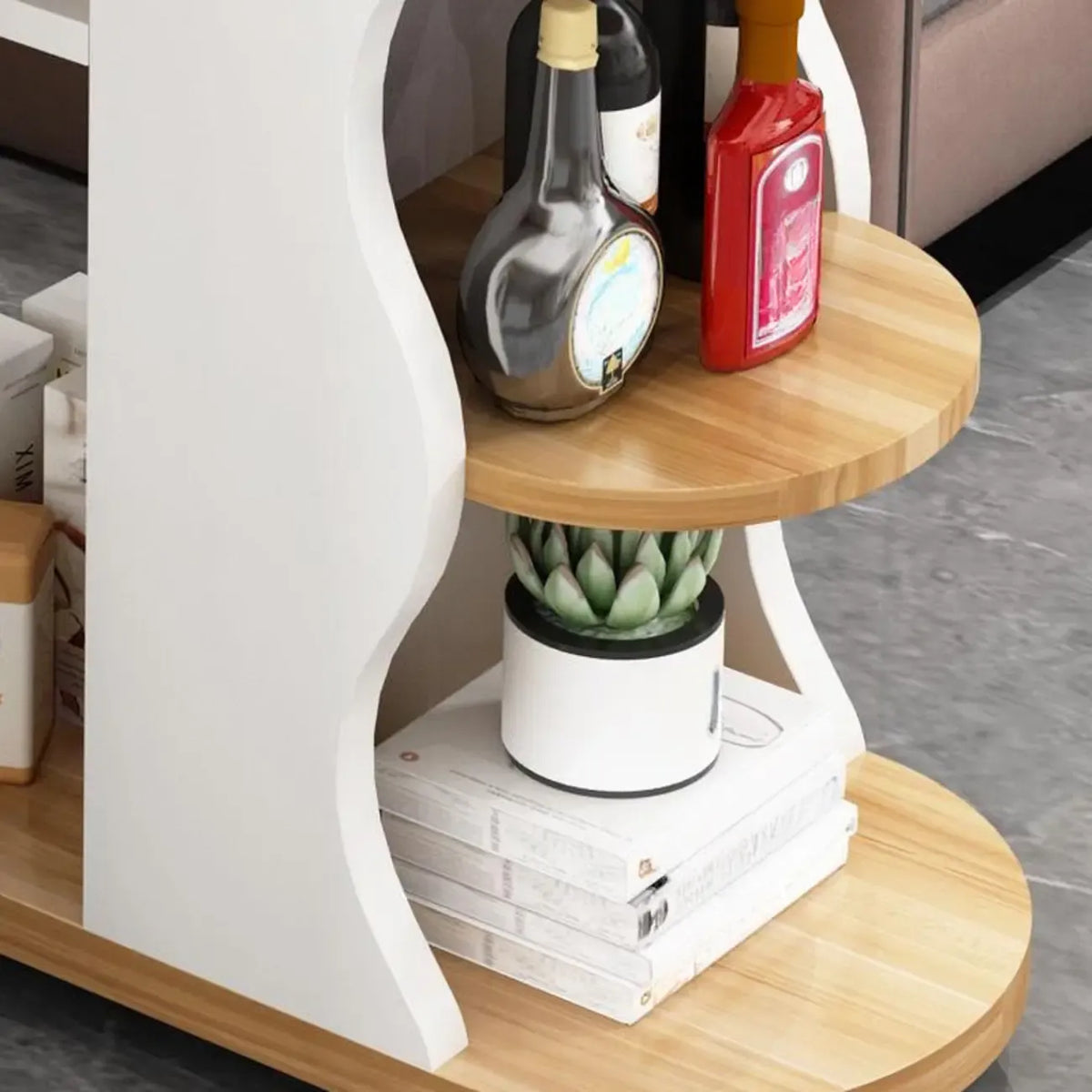 Tavolo da bar moderno dalla forma irregolare con piano in pietra e spazio contenitore per bar domestici