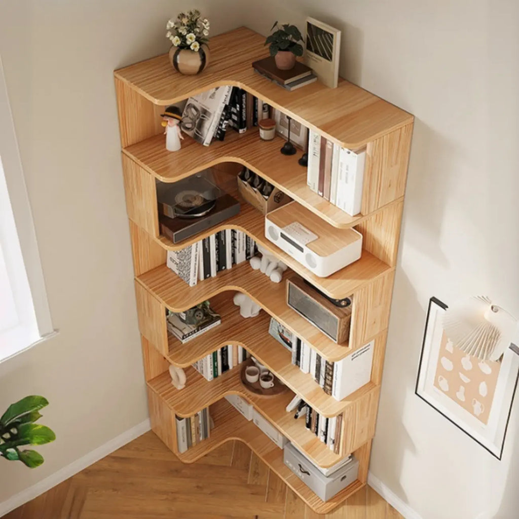 Bücherregal aus vertikalem Holz in L-Form mit offener Rückseite und natürlicher Oberfläche