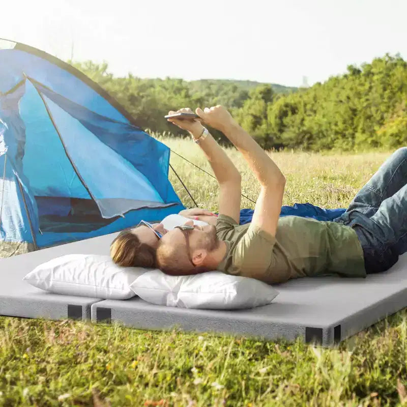 Matelas de camping Costway en mousse à mémoire de forme avec dessous antidérapant et sac de transport, pour dormir à l’extérieur, gris/bleu