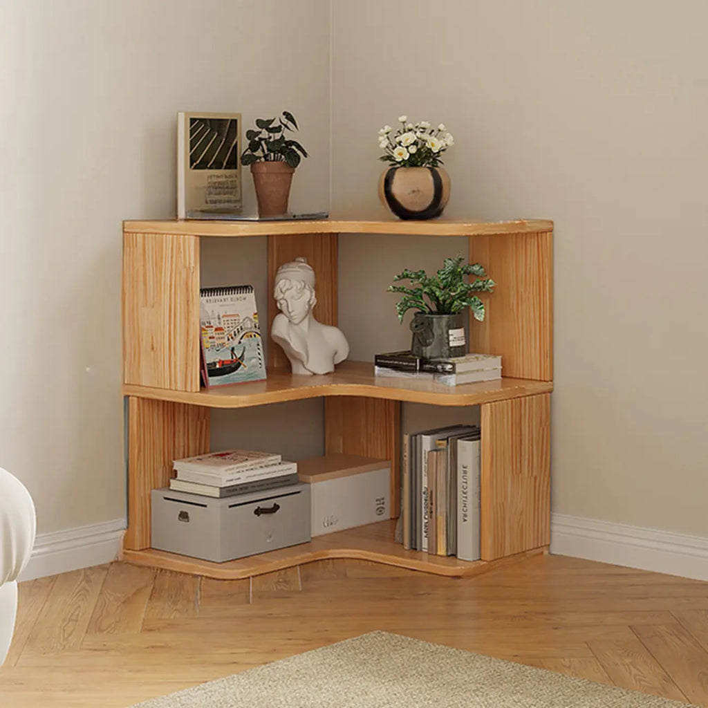 Bücherregal aus vertikalem Holz in L-Form mit offener Rückseite und natürlicher Oberfläche