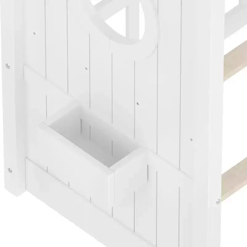 Lit cabane au sol avec étagères de rangement intégrées et toit à lattes