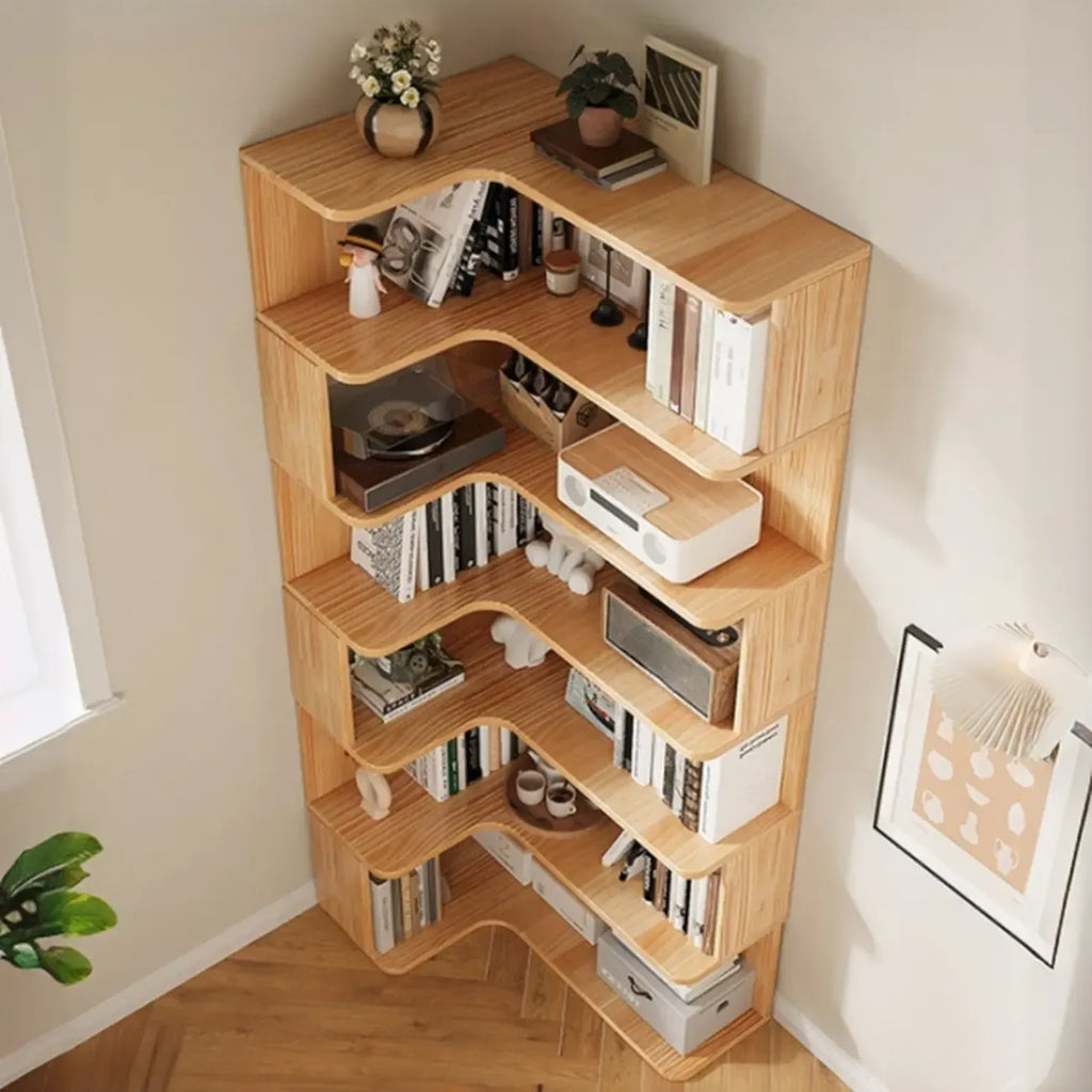 Bücherregal aus vertikalem Holz in L-Form mit offener Rückseite und natürlicher Oberfläche