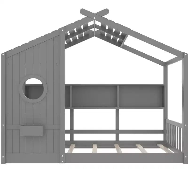 Lit cabane au sol avec étagères de rangement intégrées et toit à lattes