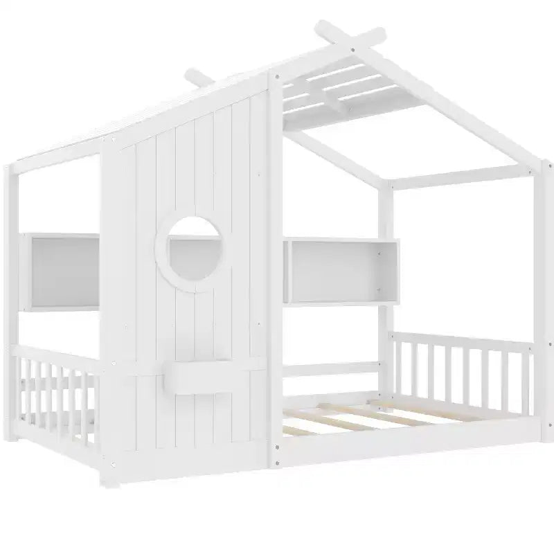 Lit cabane au sol avec étagères de rangement intégrées et toit à lattes