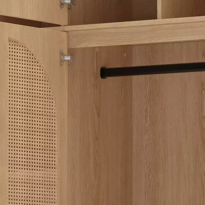 Grote kledingkast van 70.87 met 8 deuren, veel opbergruimte, kledingroede, verstelbare planken en decoratieve rotandeuren
