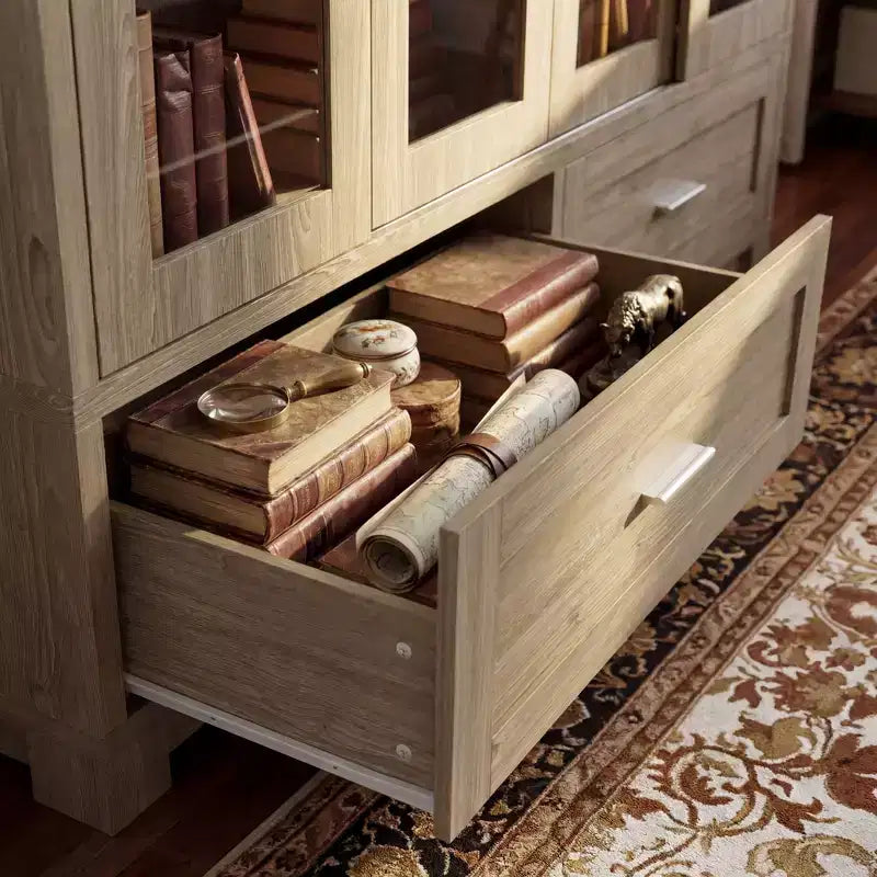 Famapy vitrinekast met licht eikenhoutnerf: 63W, schuifdeuren van glas en ladeopbergruimte, ruime opberger voor thuisbibliotheken en woonkamers