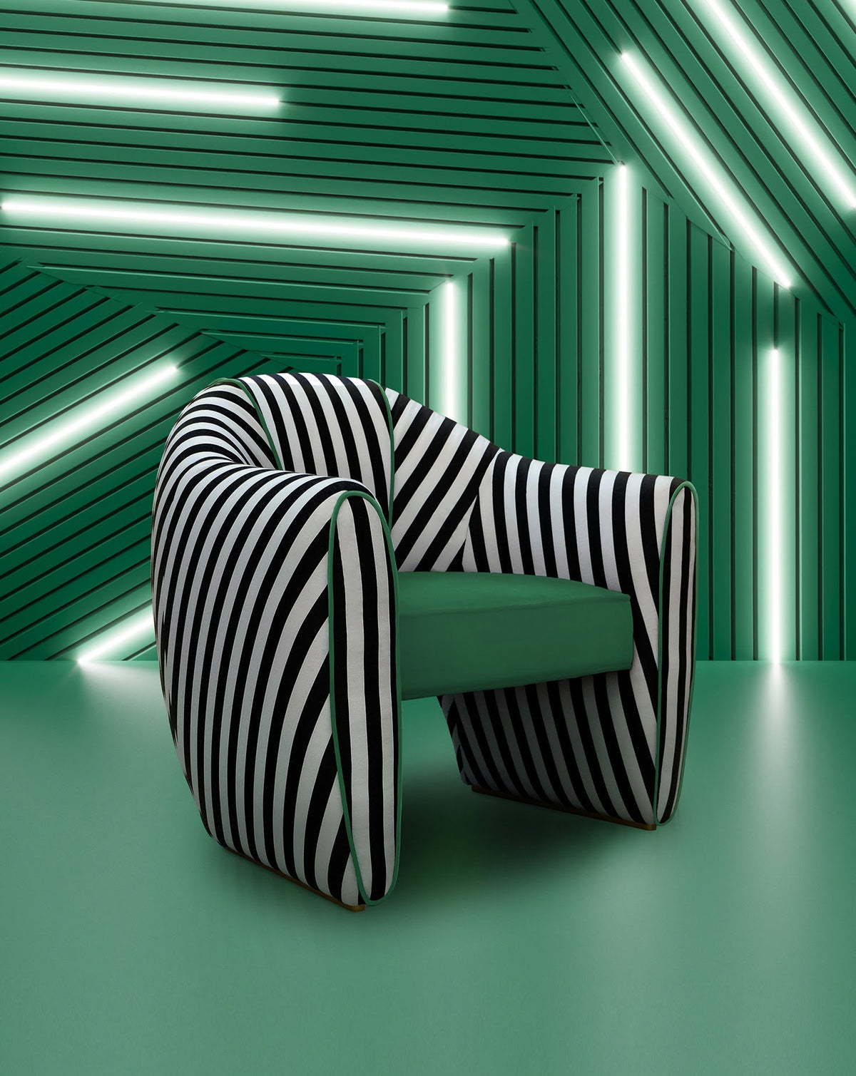 Poltrona scultorea in velluto a righe e raso