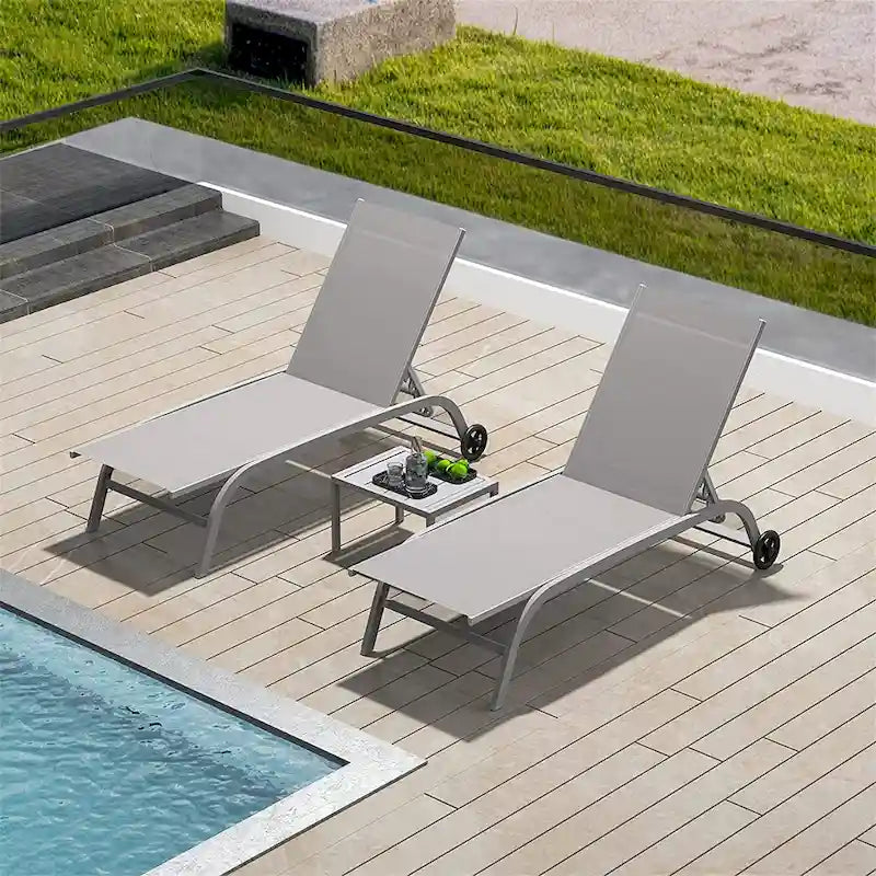 Zwei Outdoor-Liegestühle mit 1 Tisch