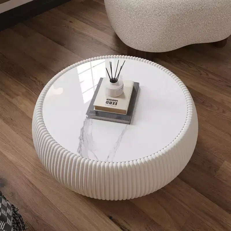Okak moderne ronde trommelvormige salontafel met marmeren blad en leren zijkant, stijlvolle middentafel voor de woonkamer of slaapkamer