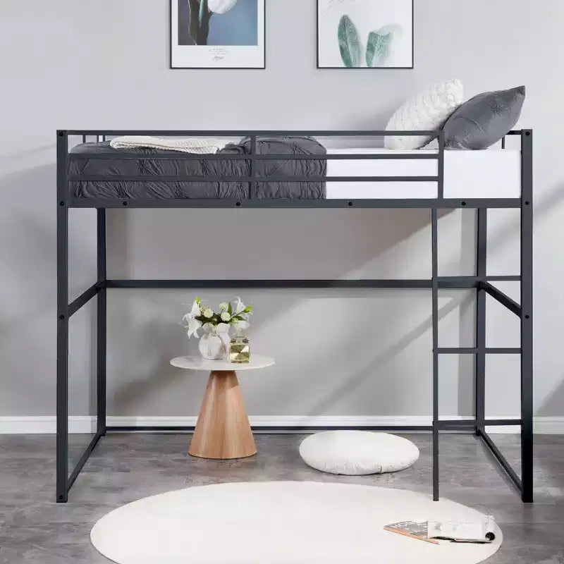 Lit mezzanine métallique simple avec barrières de sécurité et échelle plate