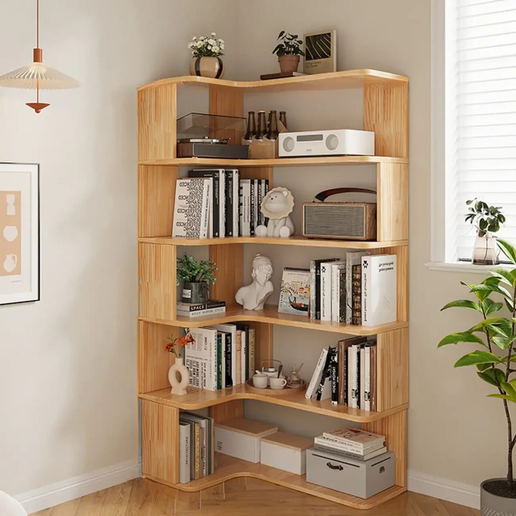 Bücherregal aus vertikalem Holz in L-Form mit offener Rückseite und natürlicher Oberfläche