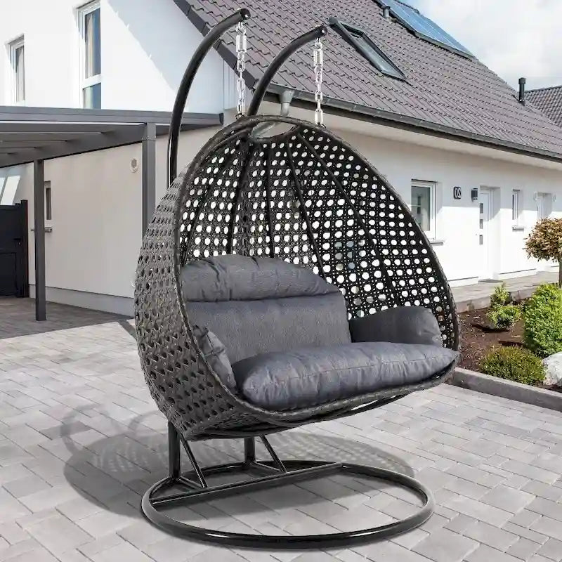LeisureMod hangende eierstoel voor 2 personen met standaard - hangmatstoel voor buiten en binnen van rotanlook wicker, met kussens