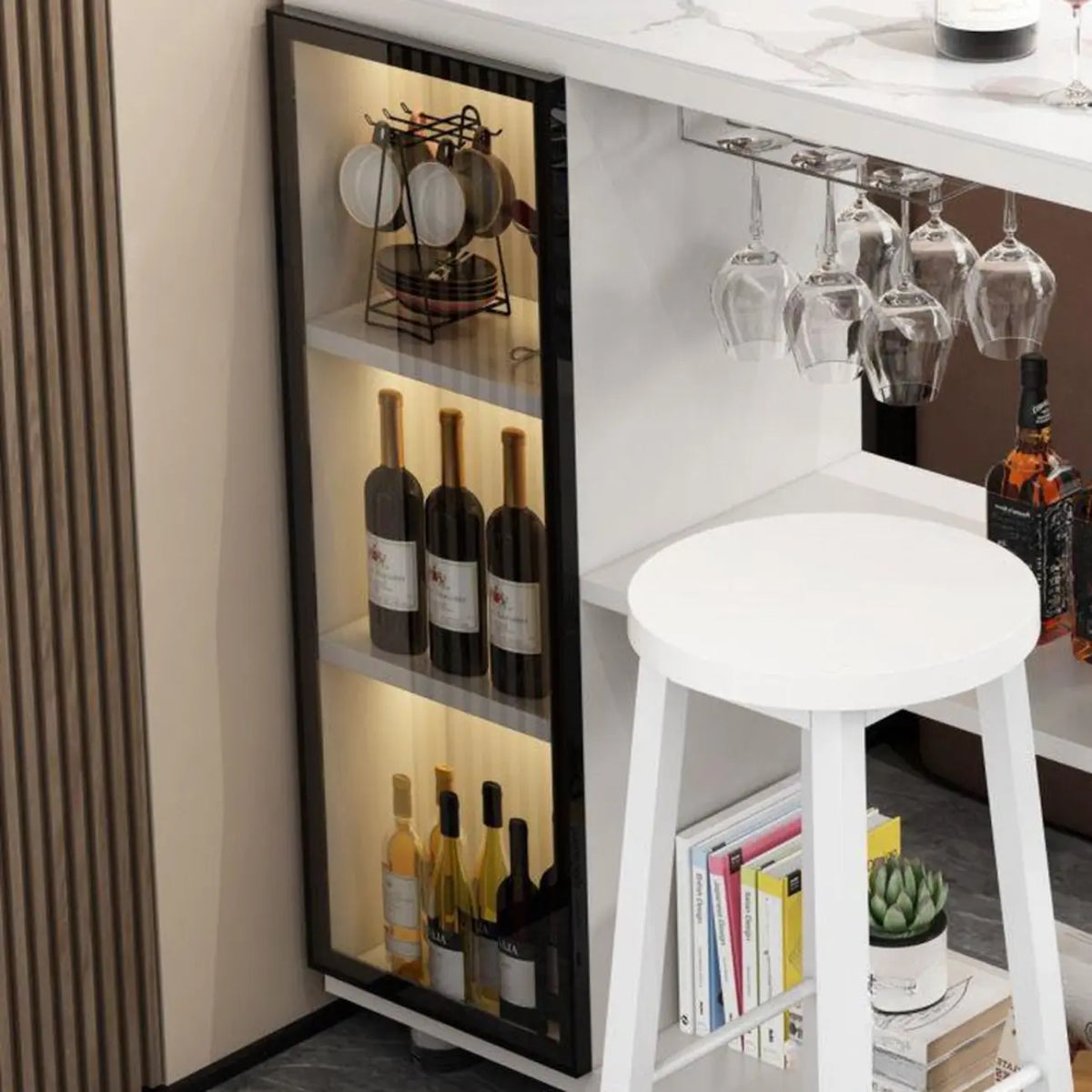 Tavolo da bar moderno dalla forma irregolare con piano in pietra e spazio contenitore per bar domestici