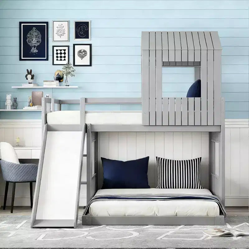 Letto a castello in legno Luxystar con letto singolo sopra e matrimoniale sotto, casetta, scivolo e sponde di sicurezza