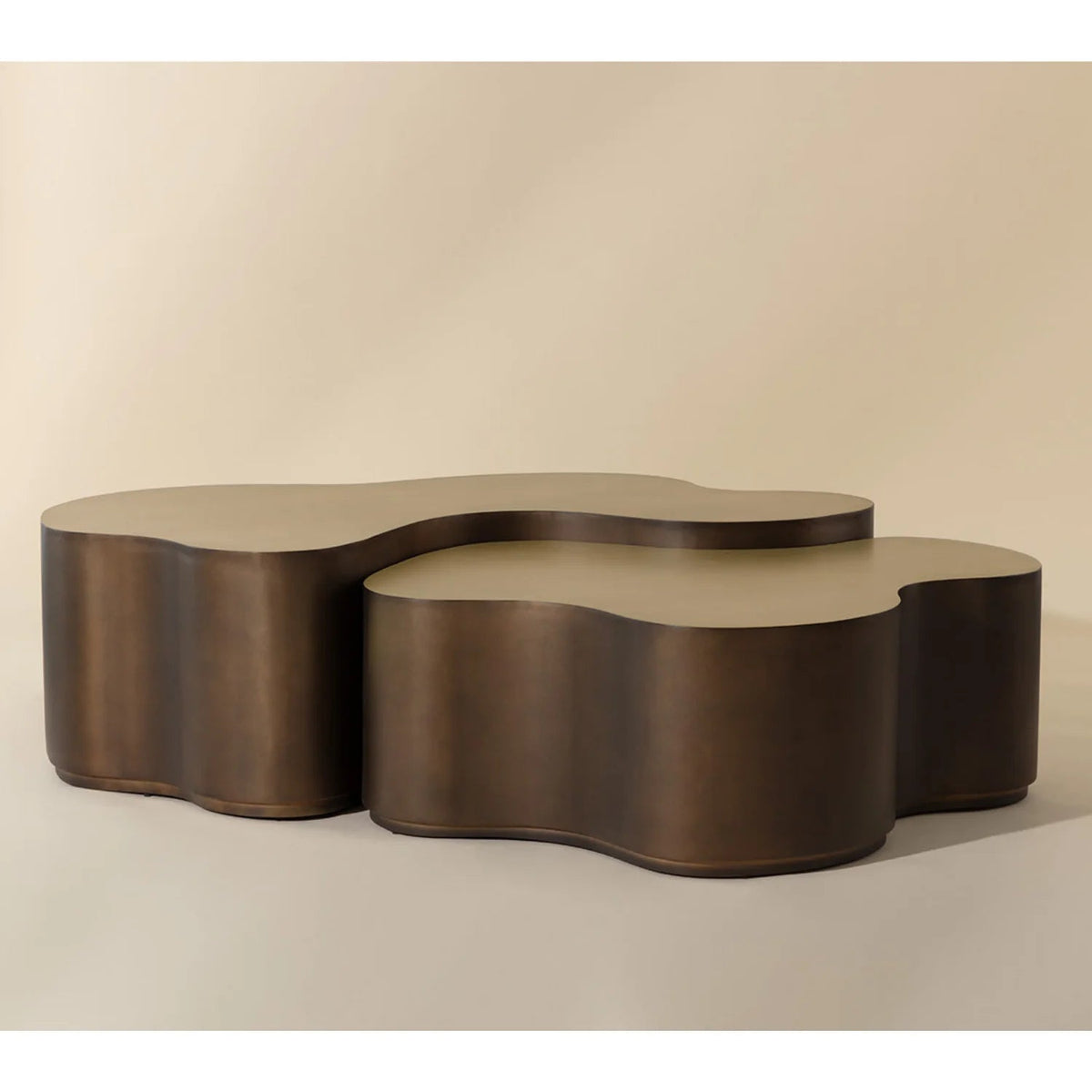 Tavolino moderno in alluminio verniciato a polvere con design scultoreo | Finitura verniciata a polvere