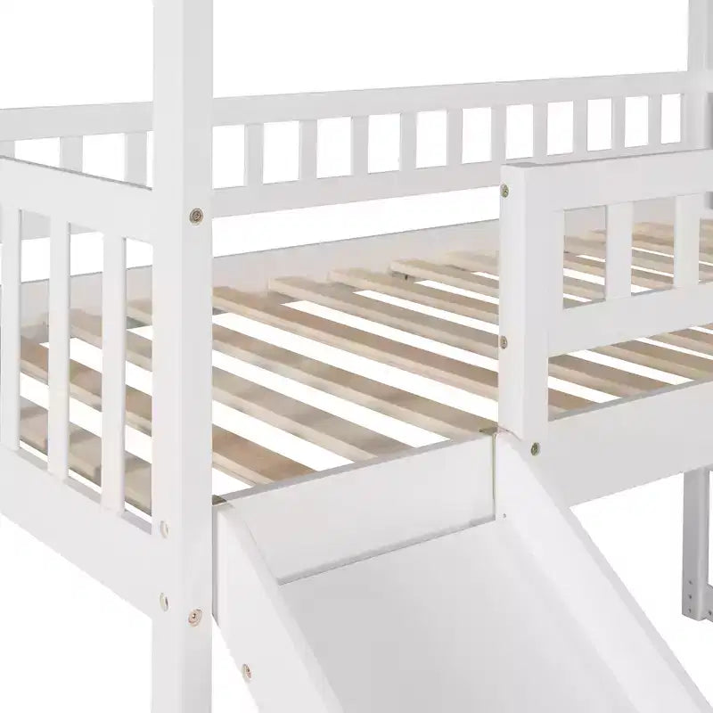 Halfhoogslaper in de vorm van een huis met glijbaan en trap, met opbergladen, houten hutbed voor kinderen en peuters