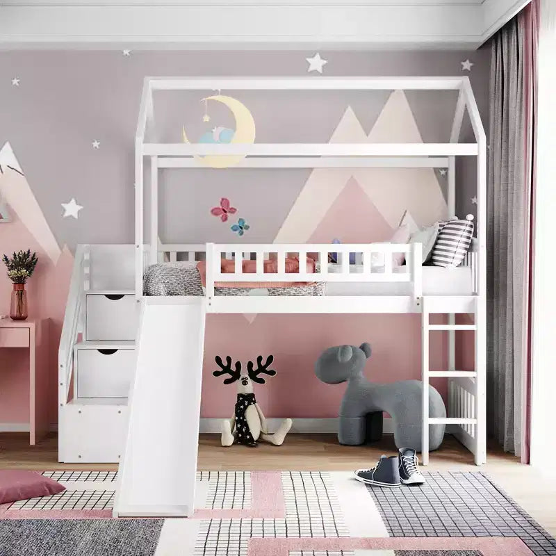 Halfhoogslaper in de vorm van een huis met glijbaan en trap, met opbergladen, houten hutbed voor kinderen en peuters