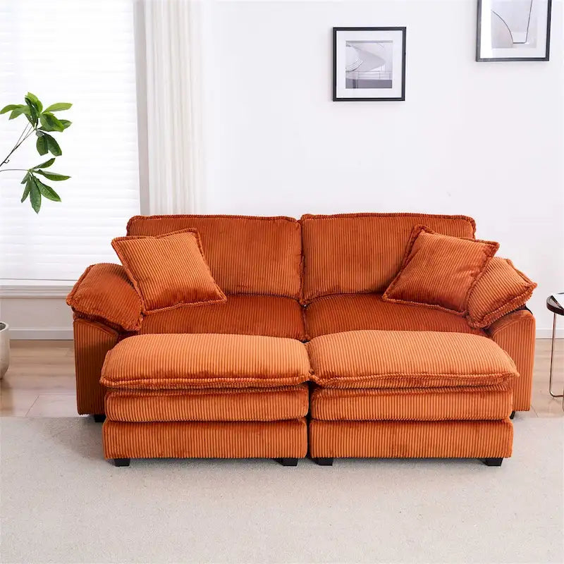 Modernes 2-Sitzer-Cordsofa mit 4 Stützkissen und 2 Hockern