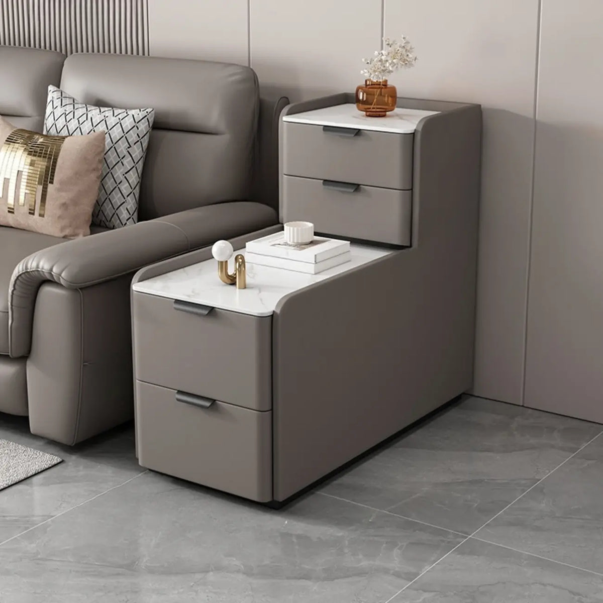 Hoher Sofa-Beistelltisch in L-Form aus Holz mit Steinplatte und 4 Schubladen