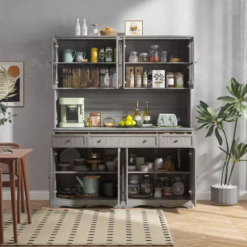 Famapy 61.2W grauer Aufbewahrungsschrank, Anrichte und Küchenschrank mit verziertem Sockel: eine Verbindung aus Eleganz und Funktionalität