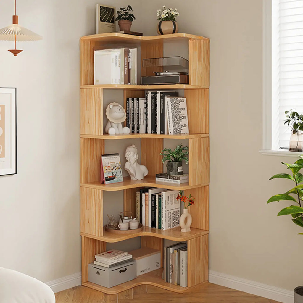 Bücherregal aus vertikalem Holz in L-Form mit offener Rückseite und natürlicher Oberfläche