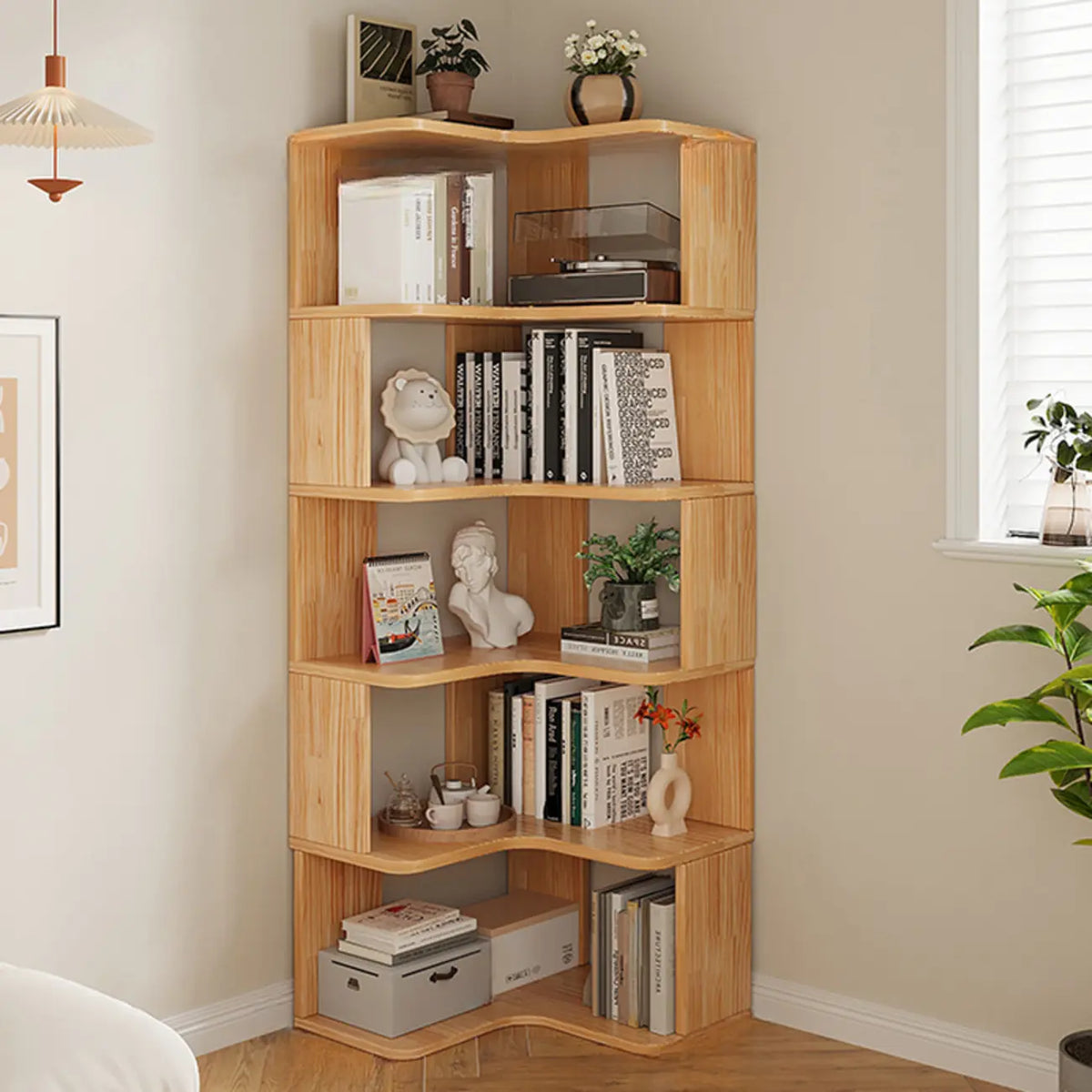 Bücherregal aus vertikalem Holz in L-Form mit offener Rückseite und natürlicher Oberfläche