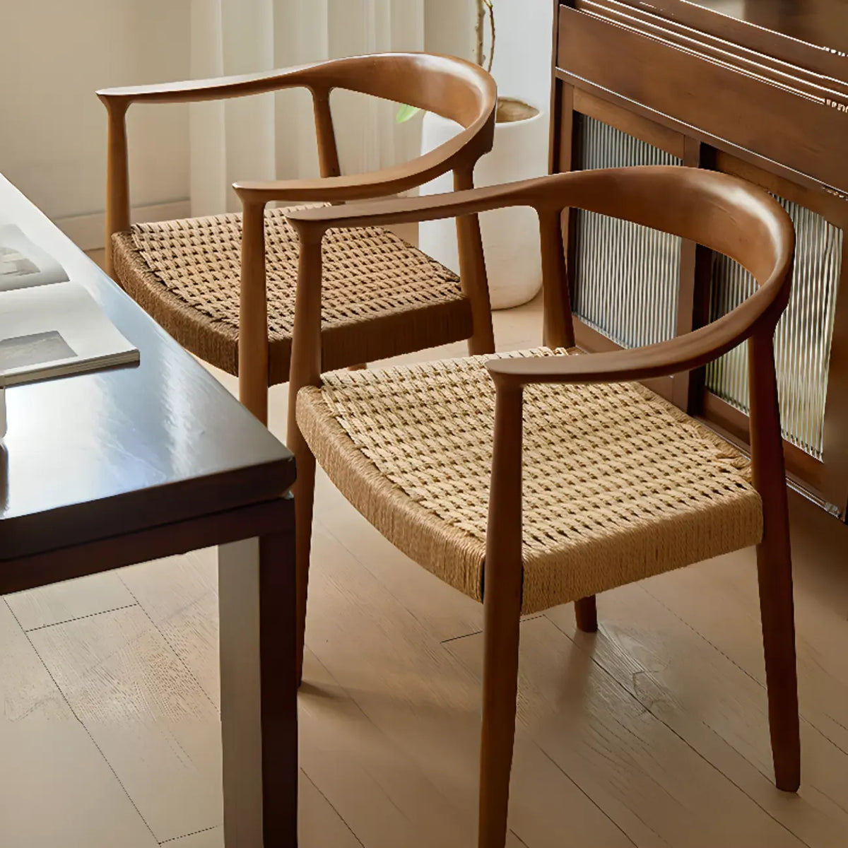 Scandinavische eetkamerstoel met gebogen houten armleuningen en gevlochten zitting