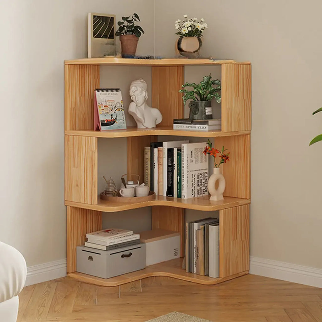 Bücherregal aus vertikalem Holz in L-Form mit offener Rückseite und natürlicher Oberfläche