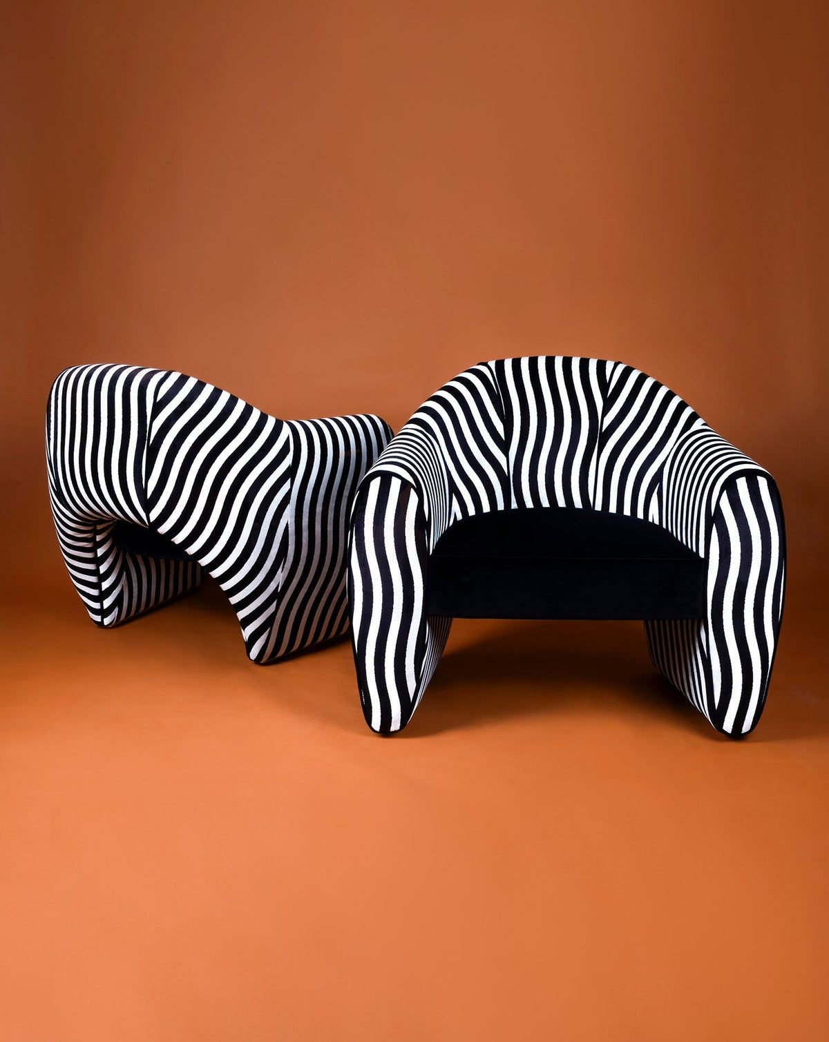 Poltrona scultorea in velluto a righe e raso