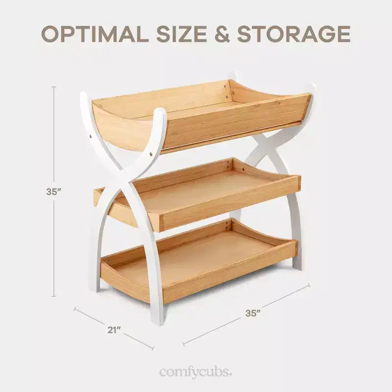 Fasciatoio Comfy Cubs - struttura robusta in legno, stile intramontabile e due ripiani aperti per gli accessori del neonato