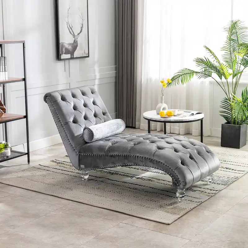 Gepolsterte Samt-Chaiselongue mit Knopfheftung, Liegefunktion, Kissen und Acrylfüßen
