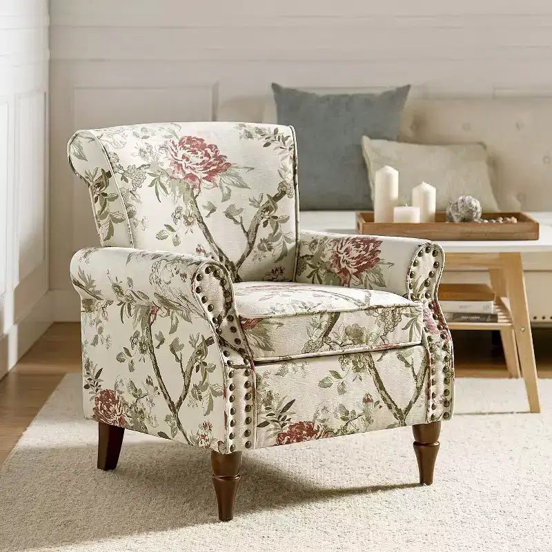 Araceli traditioneller gepolsterter Holzsessel mit Blumenmuster, Ohrenlehnen und Ziernägeln | ART OF LIVING DESIGNS