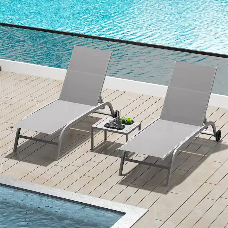 Zwei Outdoor-Liegestühle mit 1 Tisch